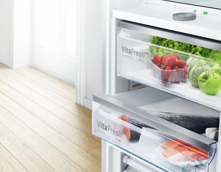 Проблема не в соседних холодильниках, где морозильная камера находится слева, а холодильная часть - справа